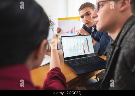 Frau zeigt auf den Graphen Stockfoto