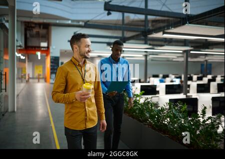 Zwei männliche Mitarbeiter treffen sich im IT-Büro Stockfoto