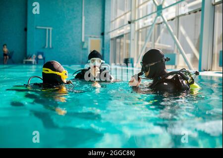 Divemaster und Taucher in den Tauchschulen, Tauchschule Stockfoto