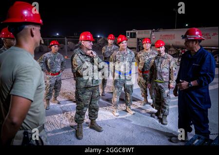 Brig. General Gerald Donohue, Kommandant des 379. Air Expeditionary Wings, hört sich am 29. August 2021 eine Unterweisung über ein kürzlich installiertes Kraftwerk auf dem Al Udeid Air Base, Katar, an. Das Kraftwerk wurde von der 1st Expeditionary Civil Engineer Group aufgestanden, um zahlreiche Zelte zu versorgen, die den Evakuierten in Afghanistan temporäre Lebensräume bieten, während sie auf Flüge zum nächsten Ziel warten. (USA Luftwaffe Foto von Senior Airman Noah D. Coger) Stockfoto