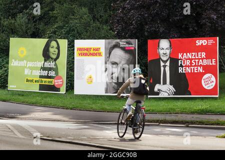 Bundestagswahl 2021, Wahlplakate der Parteien zur Bundestagswahl am 26.9.2021: DIE GRÜNEN (Annalena Baerbock) , FDP (Christian Lindner) und SPD (Olaf Scholz). Dortmund, 30.08.2021 Stockfoto