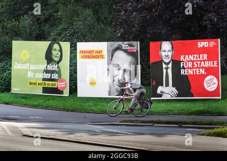 Bundestagswahl 2021, Wahlplakate der Parteien zur Bundestagswahl am 26.9.2021: DIE GRÜNEN (Annalena Baerbock) , FDP (Christian Lindner) und SPD (Olaf Scholz). Dortmund, 30.08.2021 Stockfoto