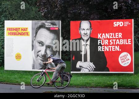 Bundestagswahl 2021, Wahlplakate der Parteien zur Bundestagswahl am 26.9.2021: FDP (Christian Lindner) und SPD (Olaf Scholz). Dortmund, 30.08.2021 Stockfoto