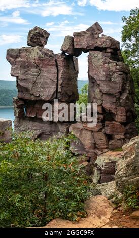 Devils Doorway Felsformation mit Blick auf Devils Lake. Devils Lake State Park, Wisconsin. Stockfoto