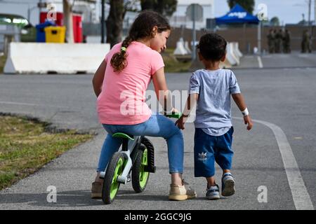 MARINESTÜTZPUNKT ROTA, Spanien (Aug 29, 2021) Kinder, die aus Afghanistan evakuiert wurden, spielen in einer provisorischen Wohnanlage der Naval Station (NAVSTA), 29. August 2021. NAVSTA Rota unterstützt derzeit die Mission des Außenministeriums, um die sichere Ausreise und Umsiedlung von US-Bürgern, Empfängern von Sondervisa für Immigration und gefährdeten Bevölkerungsgruppen aus Afghanistan zu erleichtern. (USA Navy Foto von Yeoman 3rd Class Sarah Weaver) Stockfoto