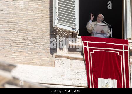 Vatikanstadt, Vatikan. August 2021. Papst Franziskus vom Fenster des Apostolischen Palastes gibt den Segen am 29 2021. August mit Blick auf die Gläubigen auf dem Petersplatz im Vatikan. (Foto von Giuseppe Fama/Pacific Press) Quelle: Pacific Press Media Production Corp./Alamy Live News Stockfoto