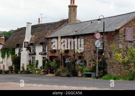 The Ship Inn; denkmalgeschütztes Gasthaus aus dem 16. Jahrhundert, Porlock Hill, Porlock, Somerset Stockfoto