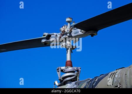 Rotorblatt und Teil des Motors für einen Militärhubschrauber Stockfoto