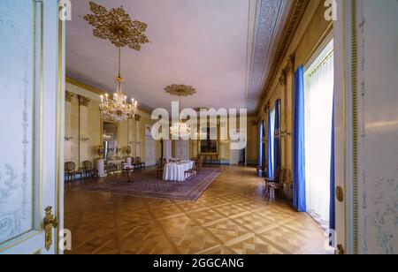 30. August 2021, Hessen, Bad Homburg vor der Höhe: Durch Doppeltüren öffnet sich der Blick in den Speisesaal im Schloss Bad Homburg. Hier sind die einzigen erhaltenen Kaiserappartements in Deutschland. Nach zehn Jahren Restaurierung soll der sogenannte königliche Flügel Anfang September wieder für die Öffentlichkeit zugänglich gemacht werden. Foto: Andreas Arnold/dpa Stockfoto