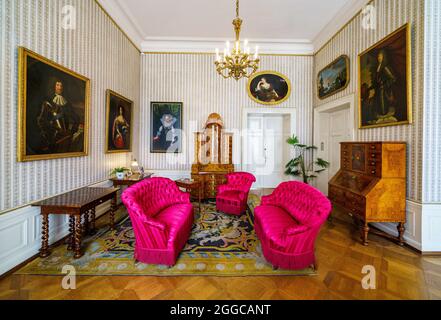 30. August 2021, Hessen, Bad Homburg vor der Höhe: Das Kurfürst-Zimmer im Schloss Bad Homburg. Hier sind die einzigen erhaltenen Kaiserappartements in Deutschland. Nach zehn Jahren Restaurierung soll der sogenannte königliche Flügel Anfang September wieder für die Öffentlichkeit zugänglich gemacht werden. Foto: Andreas Arnold/dpa Stockfoto