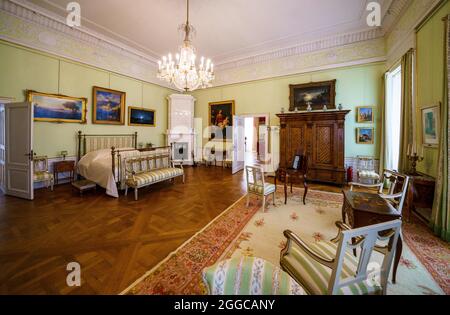 30. August 2021, Hessen, Bad Homburg vor der Höhe: Das Schlafzimmer von Auguste Victoria, deutscher Kaiserin und Königin von Preußen, mit zahlreichen Originalmöbeln im Schloss Bad Homburg. Hier befinden sich die einzigen erhaltenen kaiserlichen Wohnungen in Deutschland. Nach zehn Jahren Restaurierung soll der sogenannte Royal Wing Anfang September wieder für die Öffentlichkeit zugänglich gemacht werden. Foto: Andreas Arnold/dpa Stockfoto