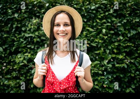 Porträt osteuropäische Hipster Frau beim Blick auf die Kamera Stockfoto