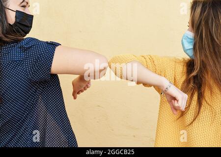 Nahaufnahme eines Ellenbogens, eine neue und sichere Art des Grußens, Alternative zu Handshakes und Umarmungen nach Covid-19 Stockfoto