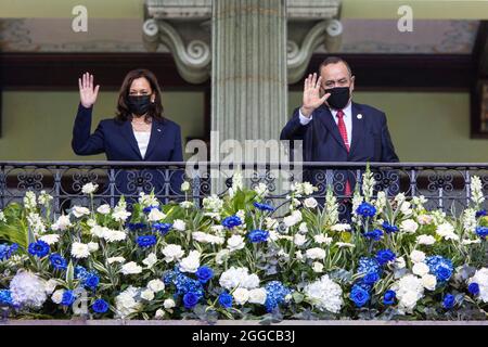 US-Vizepräsident Kamala Harris und der guatemaltekische Präsident Alejandro Giammattei während eines Treffen im Nationalpalast im Rahmen der Arbeit von Kamala Harris Stockfoto