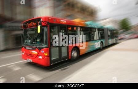 Bendy Bus im Zentrum von Cardiff, Wales. VEREINIGTES KÖNIGREICH Stockfoto