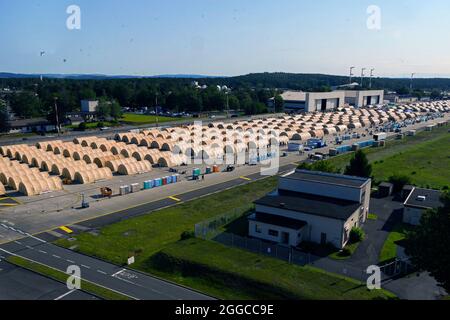 Die Pods werden für Evakuierte auf dem Luftwaffenstützpunkt Ramstein, Deutschland, am 24. August 2021 eingerichtet. Militärmitglieder stellten zur Unterstützung der Operation Allies Refuge temporäre Unterkünfte für Evakuierte aus Afghanistan bereit. Obligatorische Gutschrift: Jan K. Valle/US Air Force über CNP Stockfoto