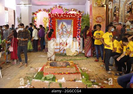 Dhaka, Bangladesch. August 2021. Das Janmashtami-Fest ist ein religiöses Fest der Hindus und wird anlässlich des Aufkommens von Lord Krishna gefeiert. Im Vergleich zu anderen Jahren wurde es diesmal nicht so großartig gefeiert. Janmashtami wird auf Anweisung der Regierung in kleinem Maßstab gefeiert. Diese Bilder wurden vom zentralen Dhakeswari-Tempel aufgenommen. (Foto von Samiran Chakraborty/Pacific Press) Quelle: Pacific Press Media Production Corp./Alamy Live News Stockfoto