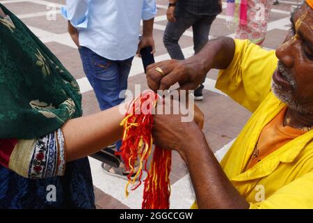 Dhaka, Bangladesch. August 2021. Das Janmashtami-Fest ist ein religiöses Fest der Hindus und wird anlässlich des Aufkommens von Lord Krishna gefeiert. Im Vergleich zu anderen Jahren wurde es diesmal nicht so großartig gefeiert. Janmashtami wird auf Anweisung der Regierung in kleinem Maßstab gefeiert. Diese Bilder wurden vom zentralen Dhakeswari-Tempel aufgenommen. (Foto von Samiran Chakraborty/Pacific Press) Quelle: Pacific Press Media Production Corp./Alamy Live News Stockfoto