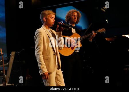 Phil Schaller und Valentin Kuhn bei der 4. Windflüchter Charity Gala zu Gunsten der Stiftung ‚Betroffen‘ im Störtebeker Brauquartier. Stralsund, 28.08 Stockfoto