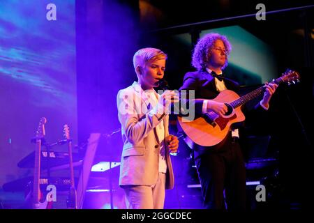 Phil Schaller und Valentin Kuhn bei der 4. Windflüchter Charity Gala zu Gunsten der Stiftung ‚Betroffen‘ im Störtebeker Brauquartier. Stralsund, 28.08 Stockfoto