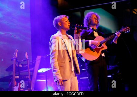 Phil Schaller und Valentin Kuhn bei der 4. Windflüchter Charity Gala zu Gunsten der Stiftung ‚Betroffen‘ im Störtebeker Brauquartier. Stralsund, 28.08 Stockfoto