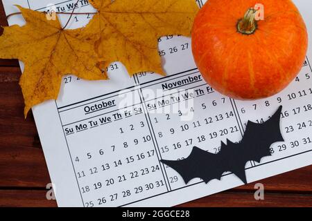 Halloween kommt bald. Oktober-Kalender und Kürbis. Stockfoto