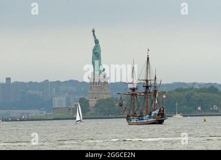 Der Kalmar Nyckel am Hudson River. Das Schiff ist eine vollständige Nachbildung von Peter Minuits ursprünglichem Flaggschiff, das die Kolonie Neuschweden gründete. Stockfoto