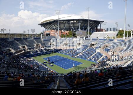 Flushing Meadow, United Gab An. August 2021. Casper Ruud aus Norwegen bedient Yuichi Sugita aus Japan in der ersten Runde der US Open Tennis Championships 2021 im USTA Billie Jean King National Tennis Center am Montag, den 30. August 2021 in New York City. Foto von John Angelillo/UPI Credit: UPI/Alamy Live News Stockfoto