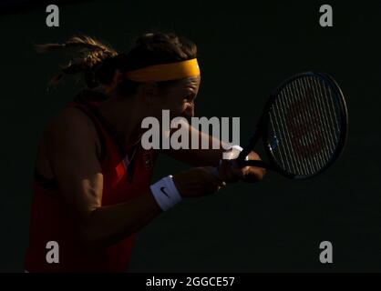 Flushing Meadow, Usa. August 2021. Victoria Azarenka aus Weißrussland gibt am Montag, den 30. August 2021 in New York City, einen Ball an Tereza Martincova aus der Tschechoslowakei im Tribünenhof in der ersten Runde der US Open Tennis Championships 2021 im USTA Billie Jean King National Tennis Center zurück. Foto von John Angelillo/UPI Credit: UPI/Alamy Live News Stockfoto