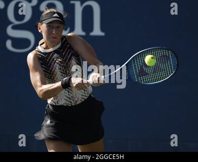 Flushing Meadow, Usa. August 2021. Kaja Juvan aus Slowenien trifft beim ersten Lauf der US Open Tennis Championships 2021 im USTA Billie Jean King National Tennis Center am Montag, den 30. August 2021 in New York City, eine Rückhand auf Platz 10. Foto von John Angelillo/UPI Credit: UPI/Alamy Live News Stockfoto