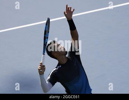 Flushing Meadow, United Gab An. August 2021. Yuichi Sugita aus Japan bedient Casper Ruud aus Norwegen in der ersten Runde der US Open Tennis Championships 2021 im USTA Billie Jean King National Tennis Center am Montag, den 30. August 2021 in New York City. Foto von John Angelillo/UPI Credit: UPI/Alamy Live News Stockfoto