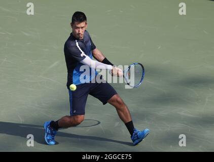 Flushing Meadow, United Gab An. August 2021. Yuichi Sugita aus Japan gibt in der ersten Runde der US Open Tennis Championships 2021 im USTA Billie Jean King National Tennis Center am Montag, den 30. August 2021 in New York City einen Ball an Casper Ruud aus Norwegen zurück. Foto von John Angelillo/UPI Credit: UPI/Alamy Live News Stockfoto