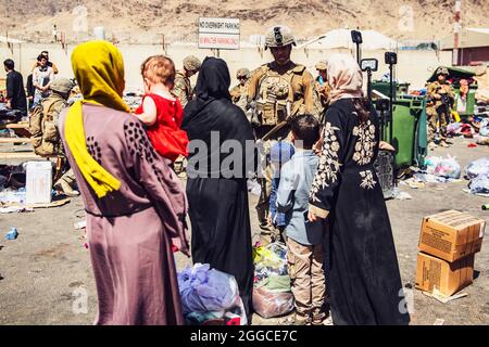 Die US-Marine mit der 24. Marine Expeditionary Unit (MEU) führt während einer Evakuierung am Hamid Karzai International Airport, Kabul, Afghanistan, am 28. August Evakuierungskontrollen durch. US-Dienstmitglieder unterstützen das Außenministerium bei einer nicht-kämpferischen Evakuierungsoperation (NEO) in Afghanistan. Obligatorische Gutschrift: Victor Mancilla/US Marine Corps über CNP /MediaPunch Stockfoto