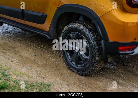 MOSKAU, RUSSLAND - 08. MAI 2021 Renault Duster zweite Generation. Kompakte SUV-Auto auch als Dacia Duster. Сlose Ansicht der Geländereifen auf dem gr Stockfoto