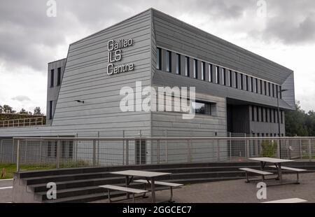 Transinne, Wallonien, Belgien - 10. August 2021: Euro Space Centre. Graues, modernes Gebäude des Galileo Integrated Logistic Support Center unter regnerischem Himmel. Stockfoto