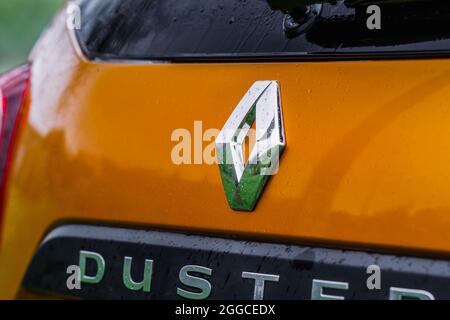 MOSKAU, RUSSLAND - 08. MAI 2021 Renault Firmenlogo Nahaufnahme auf der Heckklappe des Autos. Logo des französischen Herstellers Renault. Stockfoto