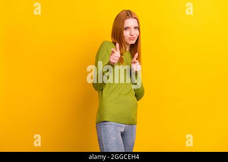 Foto von kühlen orange Haar Millennial Dame Punkt Kamera tragen grünen Pullover auf gelbem Hintergrund isoliert Stockfoto