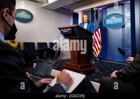 Washington, Usa. August 2021. Jen Psaki, die Pressesprecherin des Weißen Hauses, beantwortet die Frage eines Reporters bei einem Briefing im Pressesprecherzimmer des Weißen Hauses. Kredit: SOPA Images Limited/Alamy Live Nachrichten Stockfoto