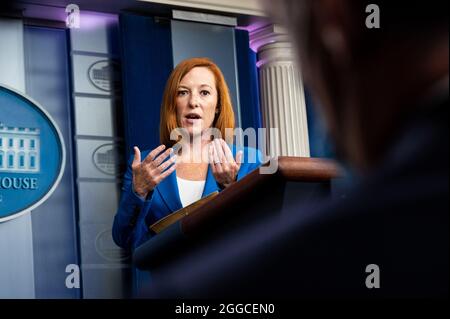 Washington, Usa. August 2021. Jen Psaki, die Pressesprecherin des Weißen Hauses, beantwortet die Frage eines Reporters bei einem Briefing im Pressesprecherzimmer des Weißen Hauses. Kredit: SOPA Images Limited/Alamy Live Nachrichten Stockfoto