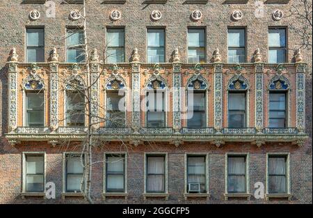 243 West End Avenue, errichtet 1925, wurde von Emery Roth entworfen. Es ist Teil der West End-Collegiate Historic District Extension. Stockfoto