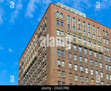 243 West End Avenue, errichtet 1925, wurde von Emery Roth entworfen. Es ist Teil der West End-Collegiate Historic District Extension. Stockfoto