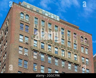 243 West End Avenue, errichtet 1925, wurde von Emery Roth entworfen. Es ist Teil der West End-Collegiate Historic District Extension. Stockfoto