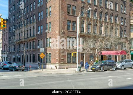 243 West End Avenue, errichtet 1925, wurde von Emery Roth entworfen. Es ist Teil der West End-Collegiate Historic District Extension. Stockfoto