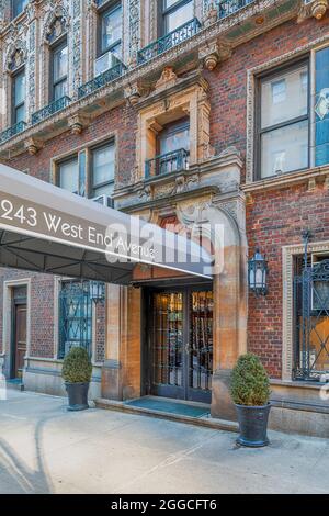 243 West End Avenue, errichtet 1925, wurde von Emery Roth entworfen. Es ist Teil der West End-Collegiate Historic District Extension. Stockfoto