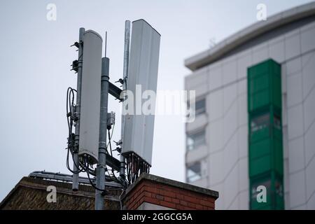 Die Masten des 5G-Mobilfunkanbieters wurden neu auf den Dächern einer Londoner Wohnsiedlung im Südosten des Vereinigten Königreichs installiert Stockfoto