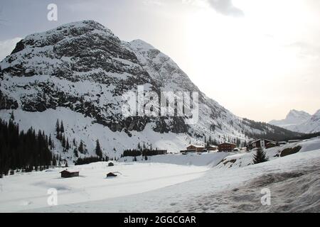 Schönes Bergtal in den österreichischen Alpen im Winter Stockfoto