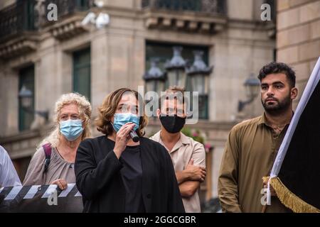 Ada Colau, die Bürgermeisterin von Barcelona, spricht während einer Demonstration durch ein Mikrofon.etwa dreißig Menschen, die der afghanischen Gemeinschaft in Barcelona angehören, haben 1 Afghane vor der katalanischen Generalitat für die sichere Rückkehr ihrer Verwandten demonstriert, die noch immer im Land gefangen sind. Anwesend waren die Bürgermeisterin von Barcelona, Ada Colau, die Abgeordnete des spanischen Kongresses Maria Dantas, die Abgeordnete des Parlaments von Katalonien, Eulalia Reguant und der Stadtrat von Barcelona, Marc Serra. (Foto von Thiago Prudencio/SOPA Images/Sipa USA) Stockfoto