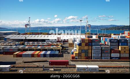 Wellington, Neuseeland - 30. April 2012: Der Containerterminal im Hafen von Wellington. Stockfoto