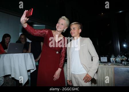 Phil Schaller und Manuela Schwesig bei der 4. Windflüchter Charity Gala zu Gunsten der Stiftung ‚Betroffen‘ im Störtebeker Brauquartier. Stralsund, 28 Stockfoto