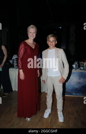 Phil Schaller und Manuela Schwesig bei der 4. Windflüchter Charity Gala zu Gunsten der Stiftung ‚Betroffen‘ im Störtebeker Brauquartier. Stralsund, 28 Stockfoto